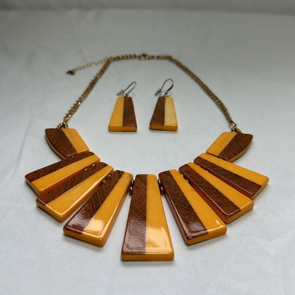 Vintage Wood & Resin Mid Century Modern Necklace and Earrings Jewelry Set - Picture 6 of 6